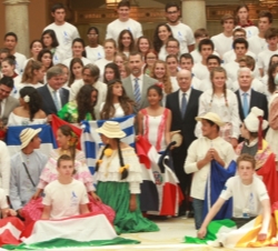 Su Alteza Real el Príncipe de Asturias junto a las personalidades asistentes a la audiencia y jóvenes expedicionarios de la "Ruta Quetzal BBVA 20